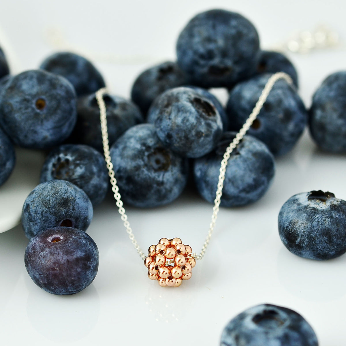 Náhrdelník Rose Gold Berry Minimal